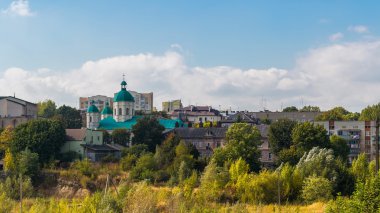Sovyet binalar, lviv Ukrayna tarafından çevrili küçük kilise