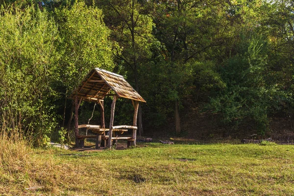 Ahşap çardak park, erken sonbahar