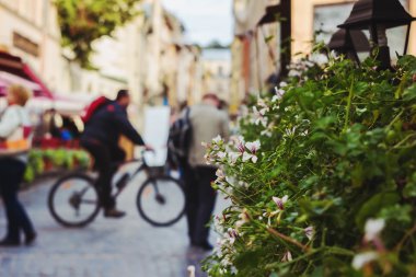 Bulanık şehir ve insanlar kentsel sahne, ön plan odaklanmak