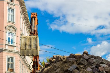 Ekskavatör yükleyici makine açık havada city adlı alt görünümü çalışır