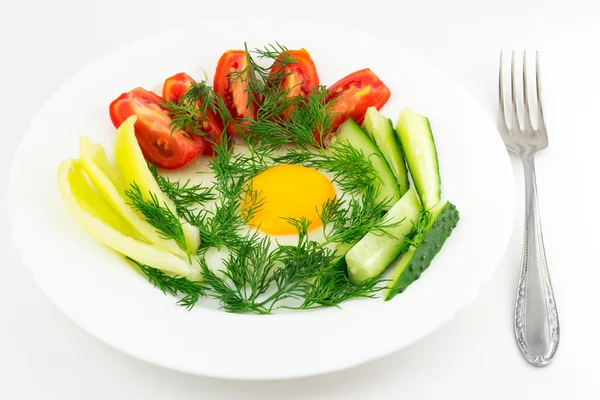 Смачне яйце з овочами крупним планом, виделкою, ізольоване на білому — стокове фото