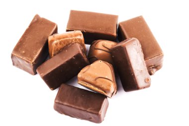 Beyaz arka plan üzerinde izole karışık tatlı çikolata şeker