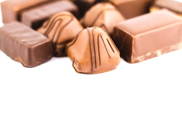 Lahodné čokoládové bonbóny izolovaných na bílém, s kopií prostor — Stock fotografie