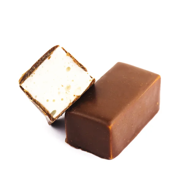 Lahodné čokoládové bonbóny s náplní na bílém pozadí — Stock fotografie