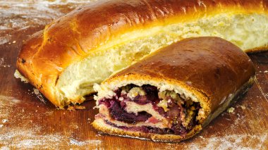 Sıcak, taze pişmiş ev yapımı tatlı börek, ahşap tahta üzerinde Reçelli turta