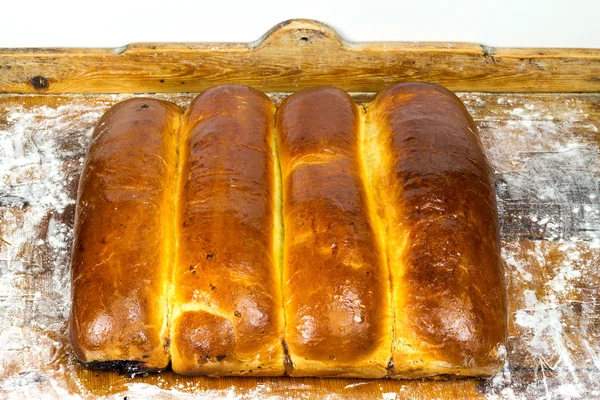 Heiße, frisch gebackene süße Kuchen, Strudel auf hölzernem Hintergrund — Stockfoto