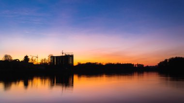 Renkli cityscape Nehri Güney Bug, Ukrayna boyunca güneş battıktan sonra gece Hmelnitski şehir