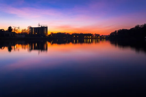 Farbenfrohe Stadtlandschaft der khmelnytskyi Stadt bei Nacht, nach Sonnenuntergang, entlang des Flusses südlichen Bug, Ukraine — Stockfoto