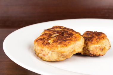 Kızarmış et pirzola beyaz plaka üzerinde