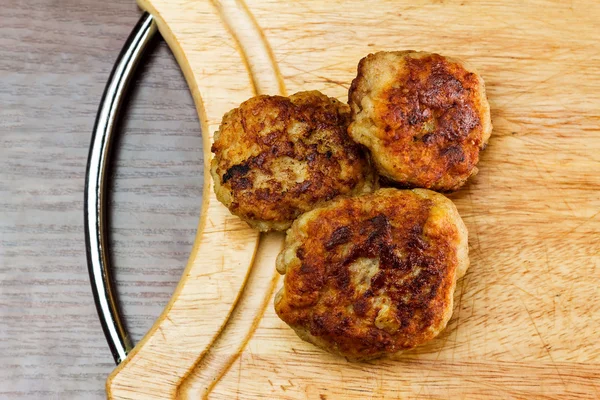 Fried meat cutlets on wooden cutting board, top view — Stock Photo, Image