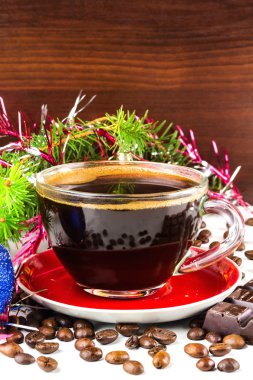 Xmas natürmort fincan sade kahve, fasulye, çikolata, Noel ağacı ve topları 