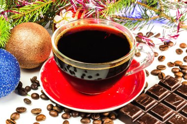 Xmas natürmort fincan sade kahve, fasulye, çikolata, Noel ağacı ve topları 