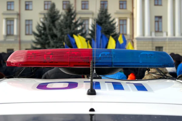 Mavi ve kırmızı polis arabası, Ukrayna sirenler yanıp sönen — Stok fotoğraf