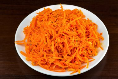 Baharatlı salata plaka ahşap zemin üzerine rendelenmiş havuç
