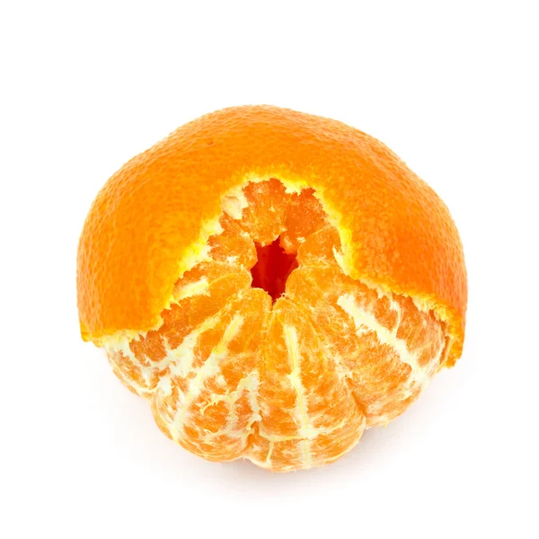 Mandarin gyümölcs, részben hámozott bőr elszigetelt fehér background — Stock Fotó