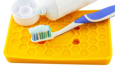 Diş fırçası Diş macunu beyaz arka plan üzerinde izole sarı sahibi yanında.