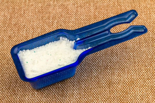 Detersivo per bucato o detersivo in polvere in tazzina blu, vista dall'alto — Foto Stock