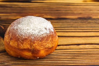Ev yapımı taze çörek metin için yer ile ahşap masa üzerine pudra şekeri serpilir
