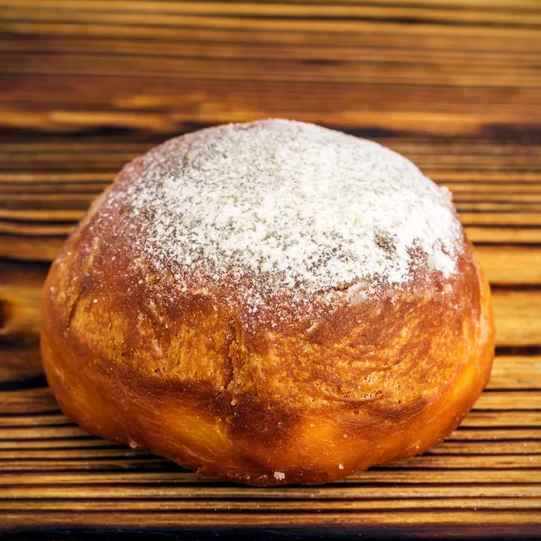 Hausgemachter frischer Donut bestreut mit Puderzucker auf Holztisch, quadratisches Bild — Stockfoto