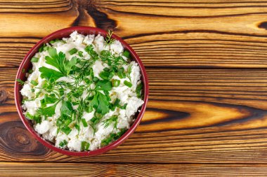 Ekşi krema, dereotu, maydanoz, soğan ahşap masa, üstten görünüm üzerinde seramik kase taze süzme peynir