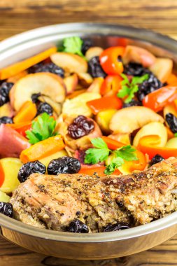 Sağlıklı gıda, komposto domuz eti ile tavada, seçici odak çeşitli renkli sebze