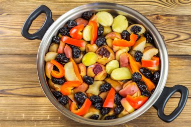 Sağlıklı gıda, renkli çeşitli sebzeler tavada, üstten görünüm ihtiva eder.