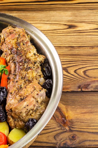 Gesundes Essen, geschmortes Schweinefleisch mit verschiedenem bunten Gemüse in der Pfanne auf Holzgrund, Platz für Text — Stockfoto