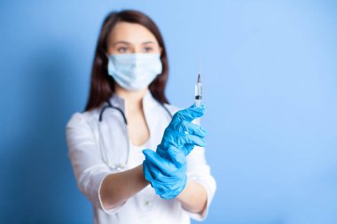 Hemşirenin doktorunun elinde bir şırınga. Aşı kavramı. İlaç ve sağlık. Covid-19. Yüksek kalite fotoğraf