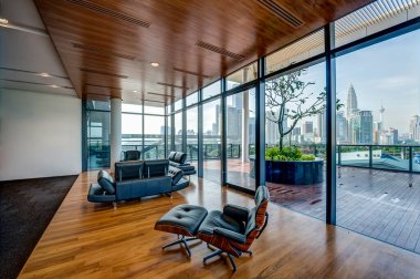 Koltukları ve masaları olan modern ofis odası.