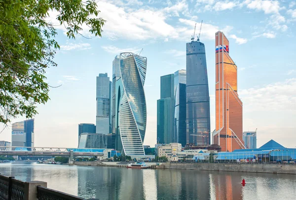 Moskva-city morgon sommaren 32 — Stockfoto