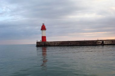 deniz feneri, gemi, su, yolculuk, genel bulutlu, akşam, beyaz, mavi, kırmızı, gri, yansıma