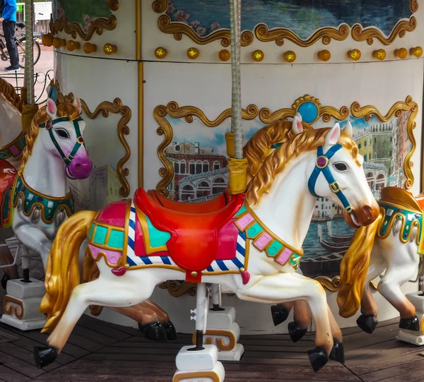 Cheval sur un carrousel — Photo