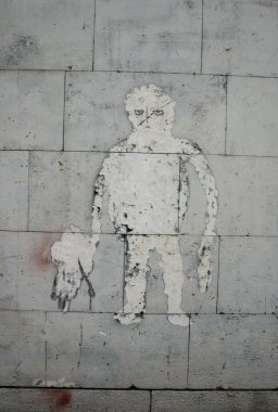 Beyaz duvar grafiti üzerinde boya ile