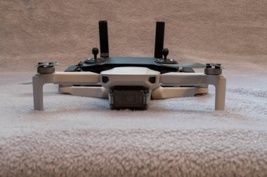 Küçük gri İHA, siyah uzaktan kumandalı.