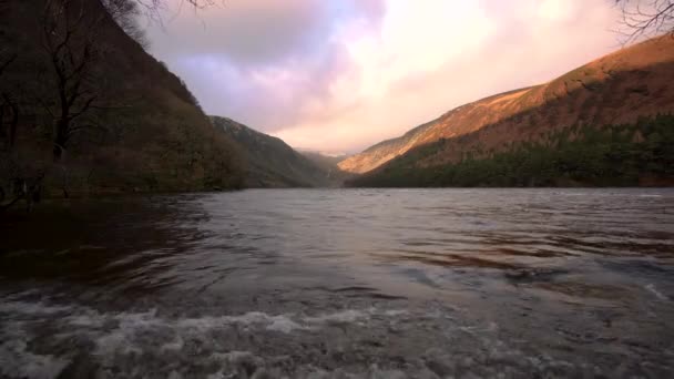 Jezioro Glendalough Wicklow Irlandia Wschodzie Słońca Złota Godzina Góry Pokryte — Wideo stockowe