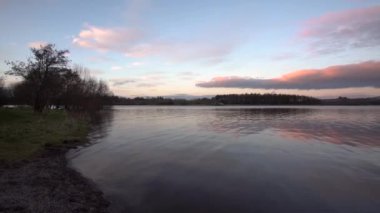 Blessington 'da sakin bir göl İrlanda' da gün batımı altın saat