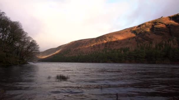 Lago Glendalough Wicklow Irlanda Amanecer Montañas Hora Dorada Fondo — Vídeo de stock