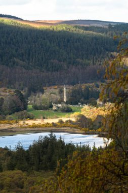 Wicklow İrlanda 'daki Glendalough Yuvarlak Kulesi' nin fotoğrafı.