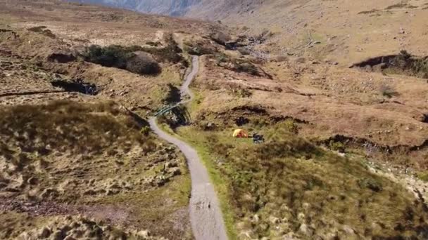 Fotografia Aérea Drone Filmando Estrada Terra Entre Montanhas Com Par — Vídeo de Stock