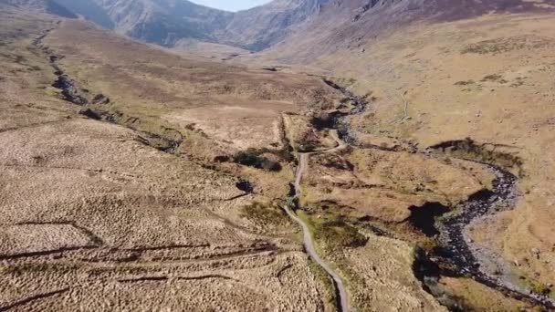 Luftdrohne Filmt Kerry Mountains Mit Orangefarbenem Zelt Und Einer Kleinen — Stockvideo