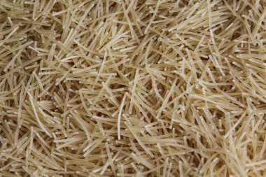 Pişmemiş spagetti sarısı arka plan, doğal ham fotoğraf.