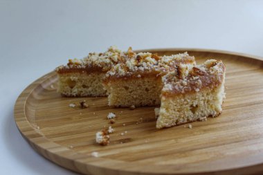 Masadaki ahşap tabakta ev yapımı turta.