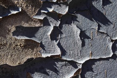 Kırık mavi duvar boyası soyulmuş.