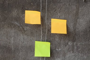 Sarı ve yeşil notlar Gri duvardaki kağıtlar