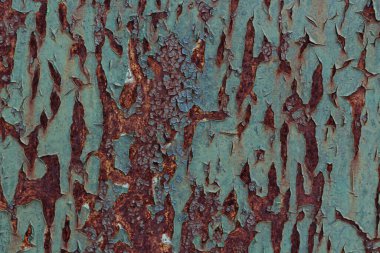 Yeşil çatlamış arka planda kırmızı renk pas.