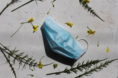 Koruyucu bir tıbbi maskenin düz bileşimi.