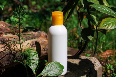 Güzellik ürünleri için sarı şapkalı büyük beyaz şişe.