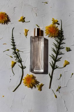 Beyaz desenli arka planda parfüm şişesi.