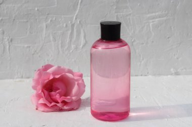 Gül çiçekli pembe renkli bir güzellik ürünü. 