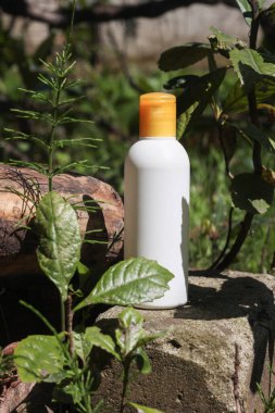 Model için beyaz plastik güzellik ürünü şişesi.